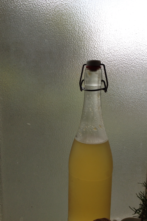 フランスのデッドストック瓶に詰めた果実のシロップ