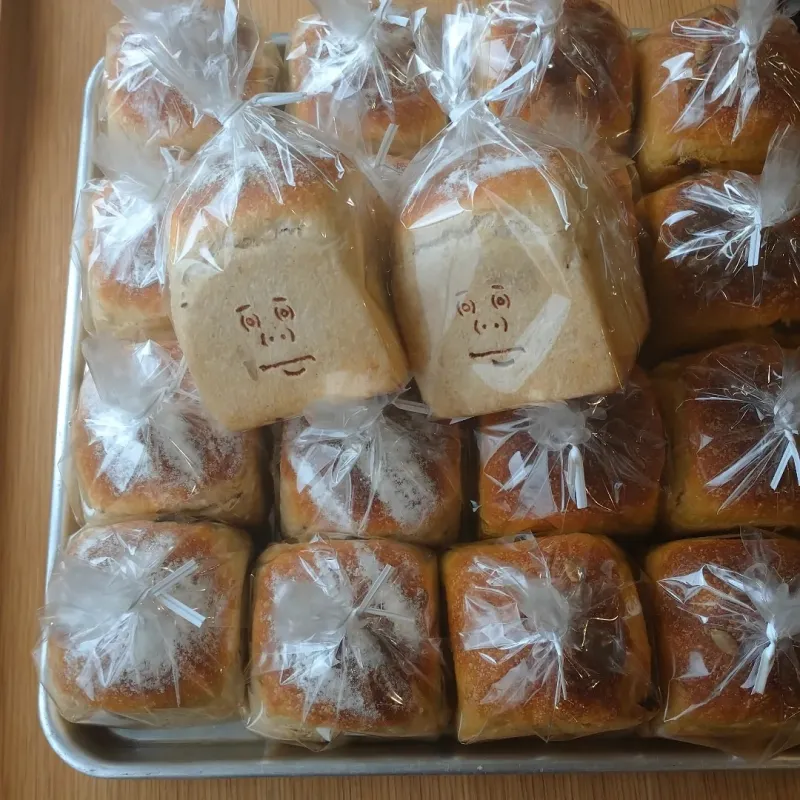 makomoさんのかっこいい顔と豆乳食パンが一体となった楽しくて美味しい食パン