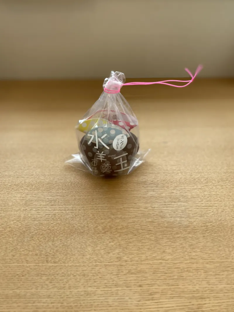 自家製のこしあんから作ったとろーりもっちりとした弾力のある水羊羹を風船に閉じ込めた夏しか登場しない「水羊羹玉」