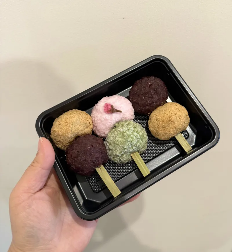 おはぎをひと口サイズのこはぎにして、季節のこはぎを串に刺してお団子にした「こはぎ団子」