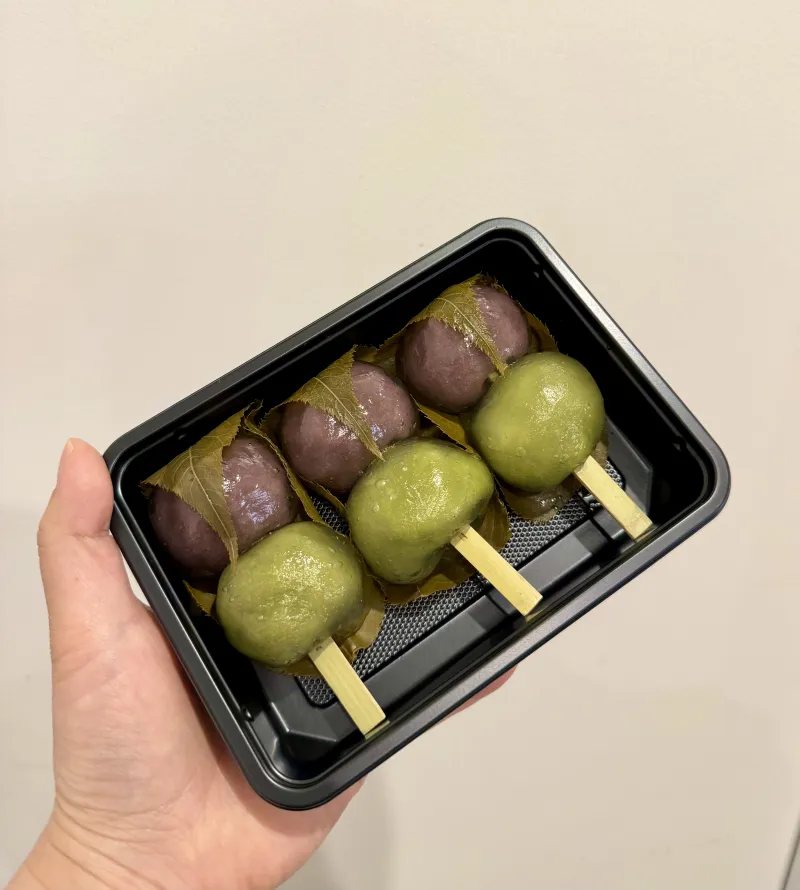 自家製のこしあんと、抹茶あんでつるんとのどごしのいいひと口サイズの葛饅頭にして串に刺してお団子にした「葛だんご」