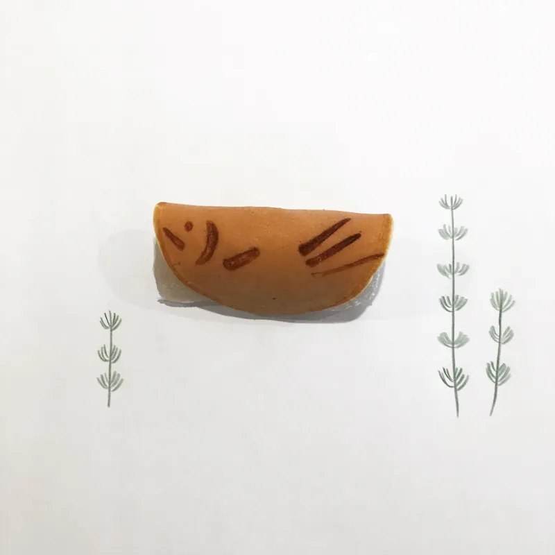モチっとした焼き皮の中にわらび餅が入った「めだか焼き」は、夏限定商品で蚤の市では早くに完売してしまう人気商品です。