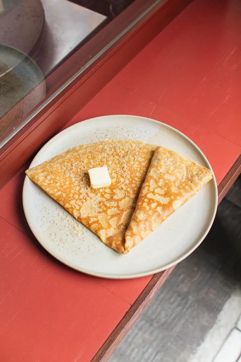 北海道産の全粒粉小麦を使用した、生地を味わうシュガーバタークレープ。