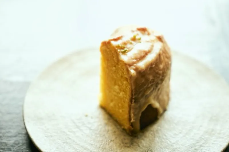 瀬戸内レモンのレモンケーキ。特別栽培レモンの爽やかな香りと酸味が広がる、秋から初夏の人気商品です。
