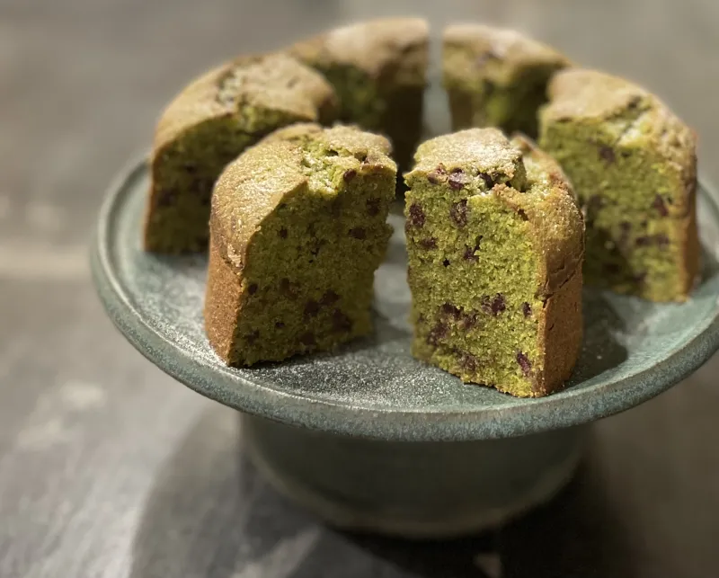 有機宇治抹茶と有機チョコチップのケーキ。しっとり生地に、香り高い宇治抹茶とフランス産チョコを合わせました。