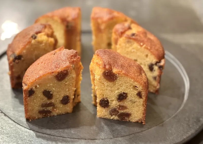 ラムレーズンとラム無花果のケーキ。じっくりラム酒に漬けた果実を使い、生地と焼き上がりにもラム酒を重ねました。