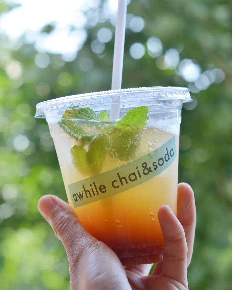 一押しはスパイスティーソーダ！　オリジナルのチャイシロップをソーダで割ると、クラフトコーラのような爽やかなドリンクに！