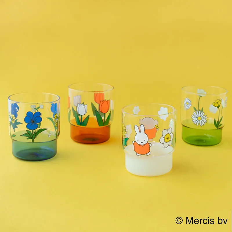 どこかレトロなDick Bruna氏の花の絵本のイラストがプリントされたカップ。スタッキング可能です。