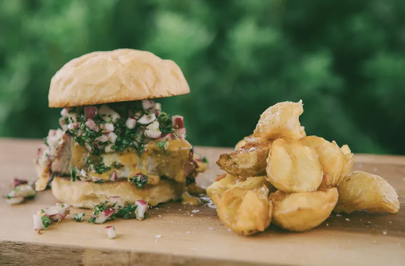 グリルドポークチーズバーガー＆自家製じゃがいもフライのセット