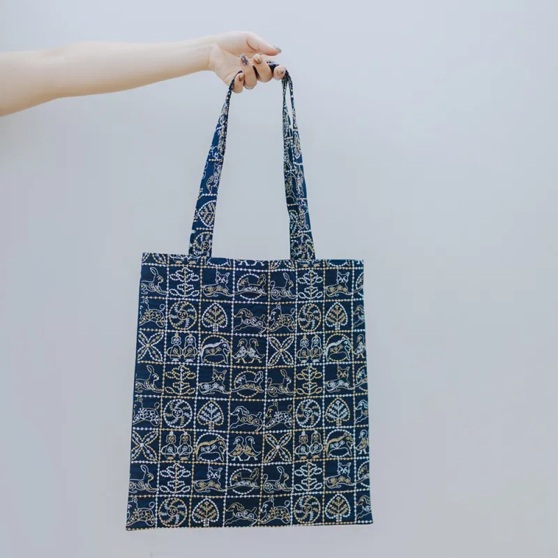 植物と動物を刺繍で描いた「Elämä」のテキスタイル。使いやすい形のトートバッグです。