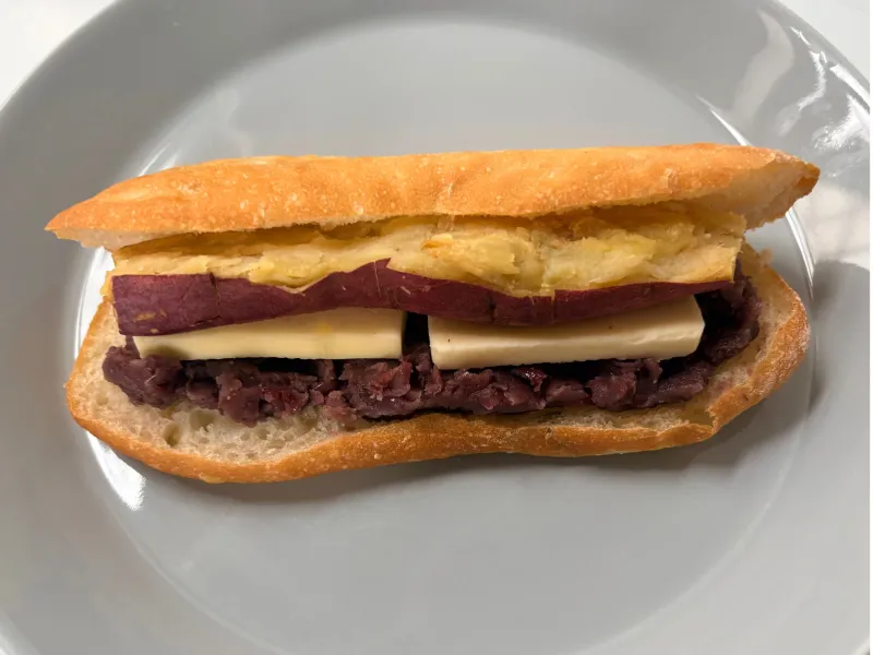 紅天使のしっとり焼き芋と、甘さ控えめの粒あん、バターのおやつサンド。