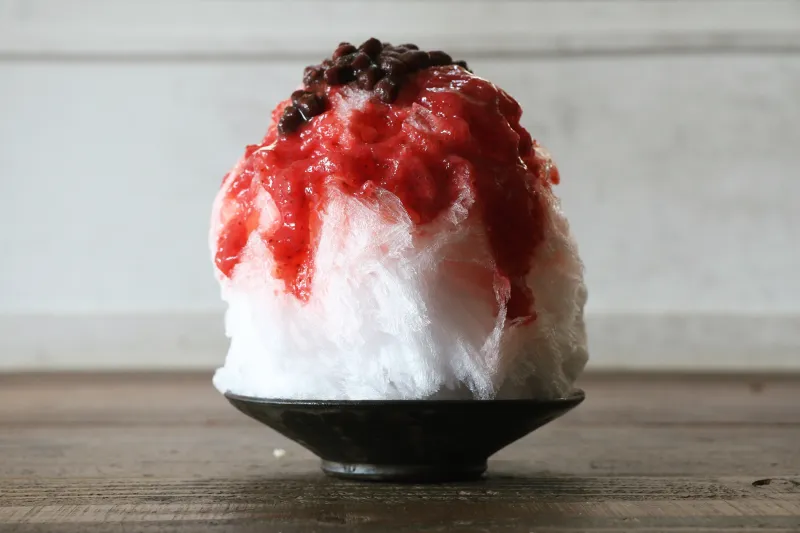 甘酸っぱい自家製いちごシロップと、ほくほく炊いたあずきがよく合う、季節のかき氷です。