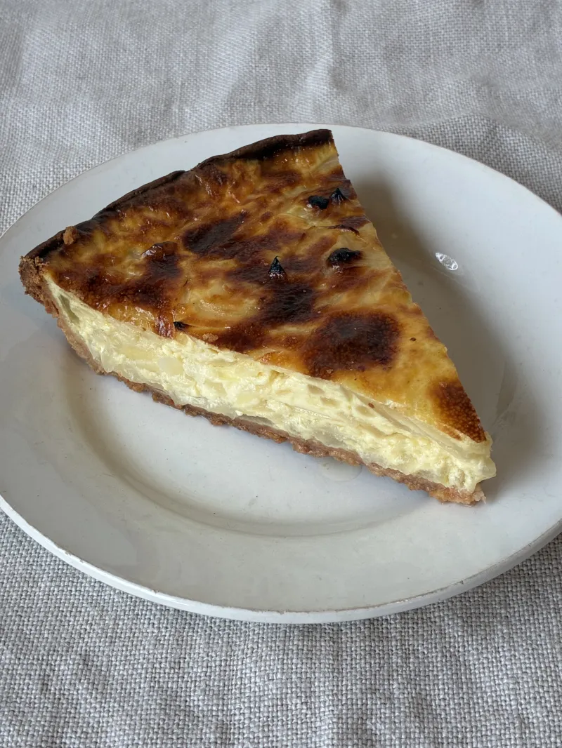 「玉ねぎのタルトサレ」シンプルだけど玉ねぎの甘味が美味しい。