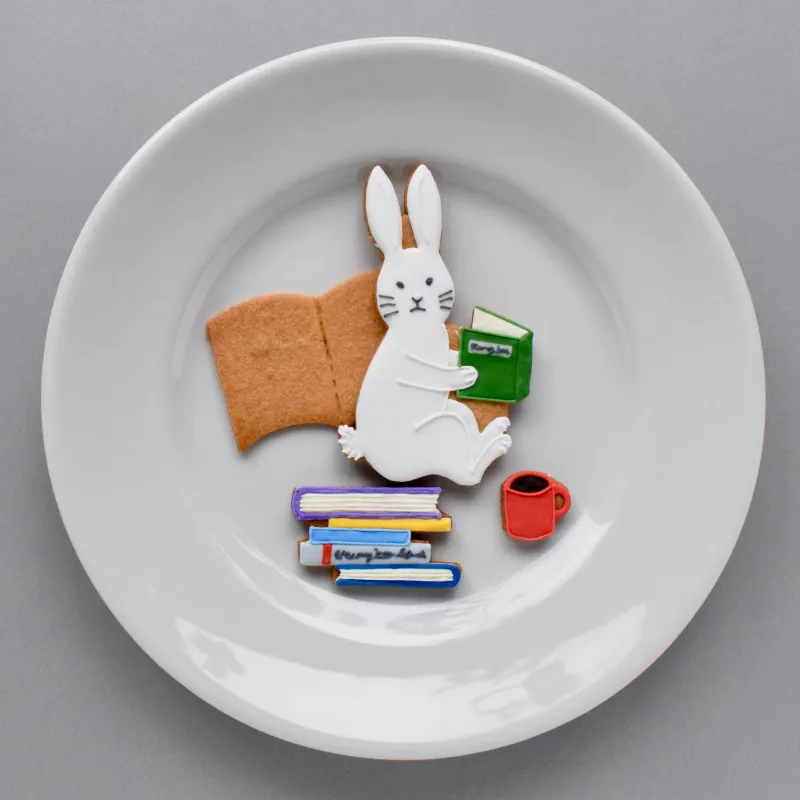 「うさぎ読書（アイシングクッキー）」コーヒー飲みながらのんびり読書。