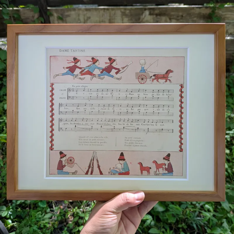 愛らしい挿絵と音楽を、暮らしを彩る一枚のアートに。フランスの古い童謡。