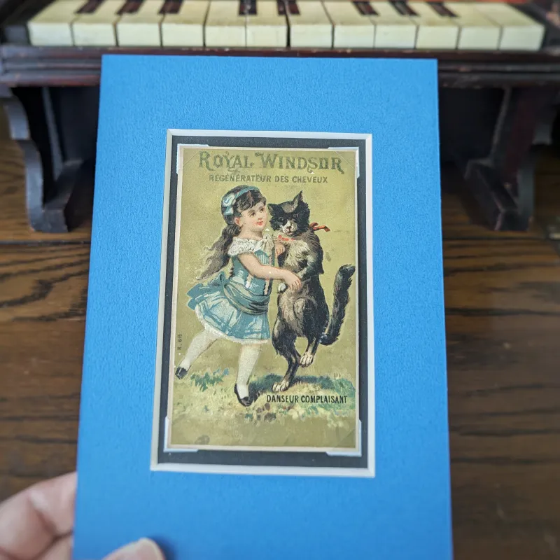思わず笑顔になる愛らしさ。少女と猫が踊る、フランスの古いカード。