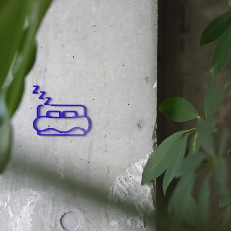 「ZZZ」雲のようなふかふかなベッドをイメージした寝室のサイン。