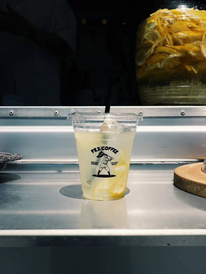 コーヒー屋ですが、暑い夏に自家製のレモネードはいかがでしょうか！　無添加国産レモンを使用して、果肉までお楽しみいただけます。
