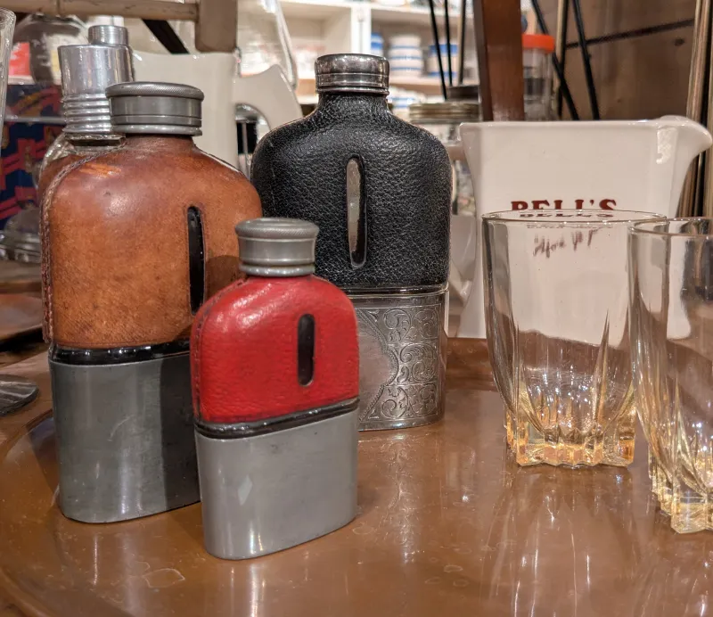 40～50年代のイギリス製スキットルです。すべてガラサ製のボディで清潔です。