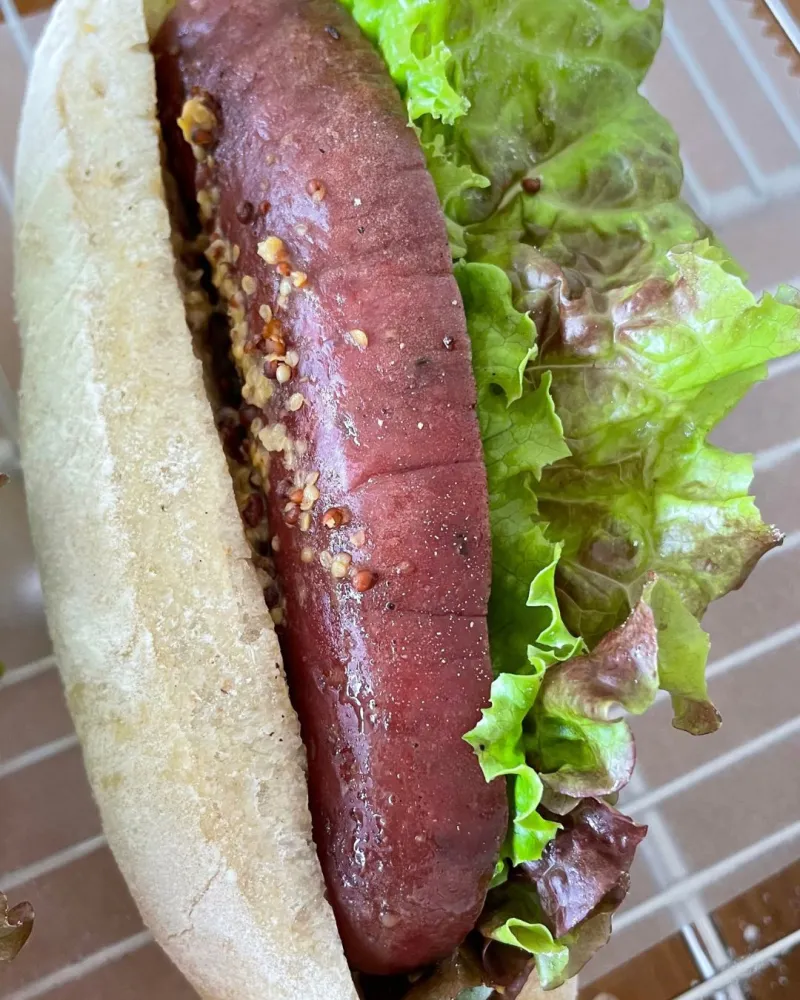 北海道東川町のハンター・アユちゃん。鹿肉加工施設で作った“鹿肉ソーセージ”をぜひ味わってみてください。