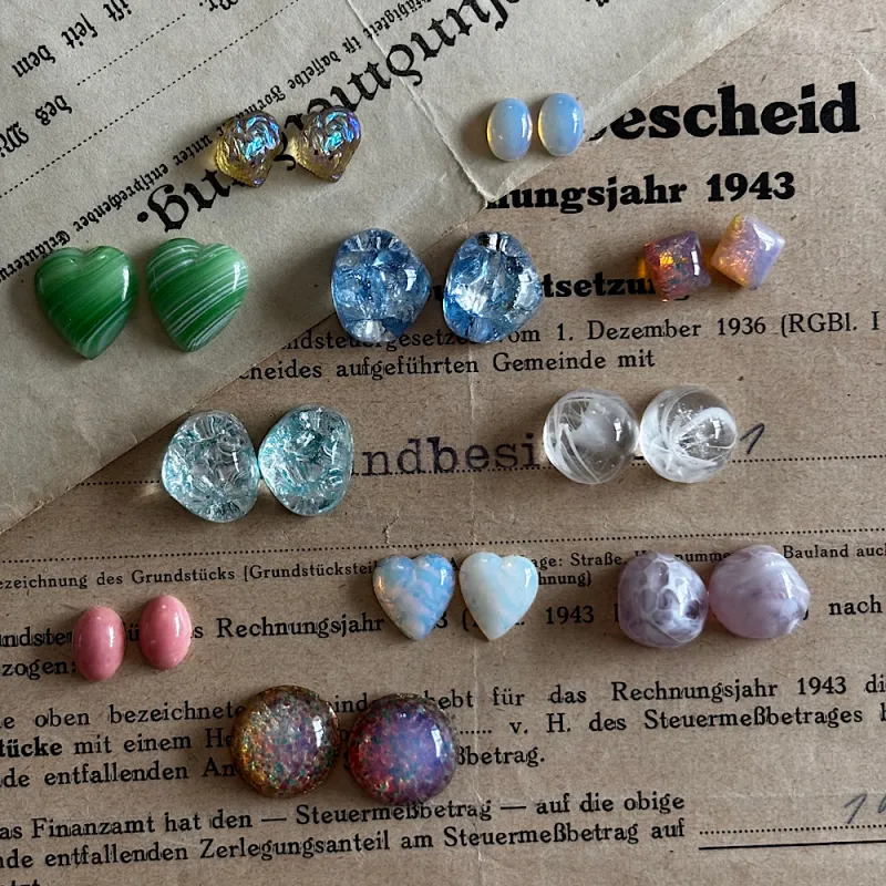 1950年代のチェコガラスを使用したイヤリングやピアス