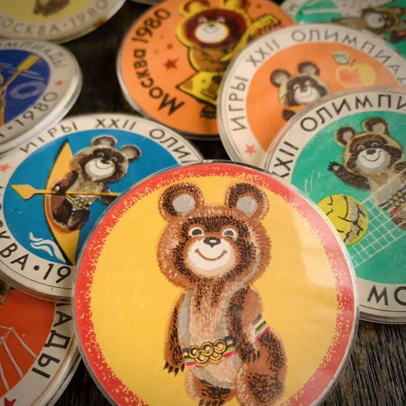 ソビエト時代のミーシャバッジなども持っていきます。