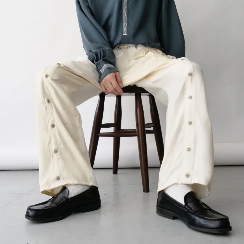 オリジナルリメイクパンツ。フロントはシルクシャツを使い、バックはコットン生地を。ウエストはドローコード仕様。