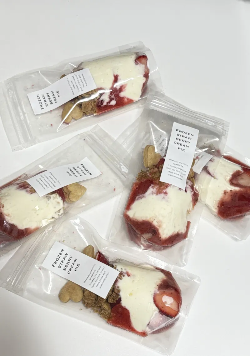 こちらは、手で揉みながら食べるフローズンデザート！　苺と檸檬2種類お待ちします。
