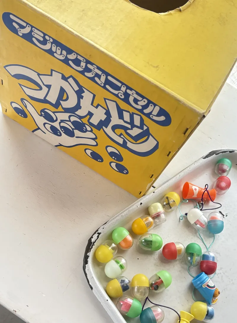 昭和のカプセルトイつかみ取り