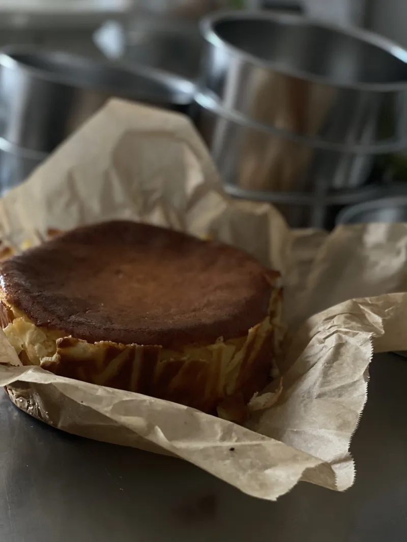 塩麹を使い甘さ控えめ、すっきりした味わいの「米粉の塩麹バスクチーズケーキ」。