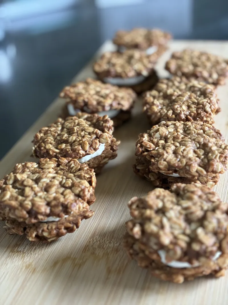 ザクザクオートミールクッキーにホワイトチョコバタークリームをサンドした「オーツクッキーサンド」。