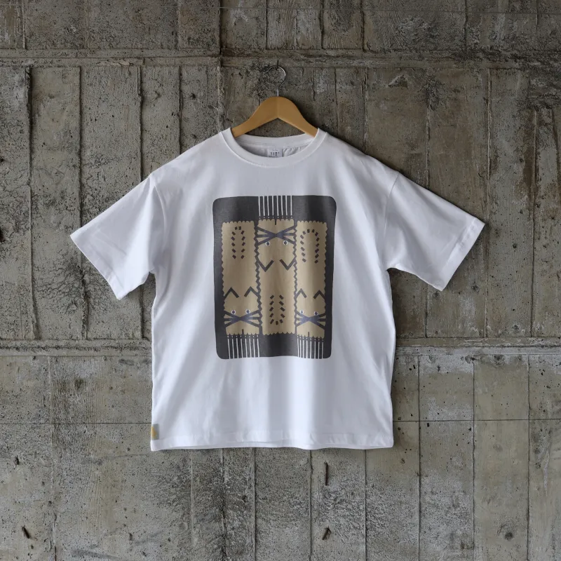 ハンドプリントのTシャツです。猫にとって大事なお仕事、爪とぎの風景を表現しました。