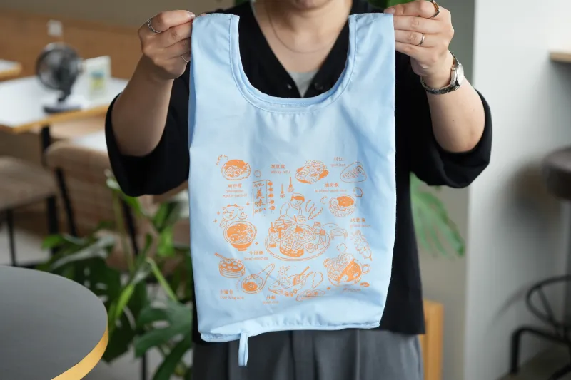 暑い夏は涼しい夜市へ。台湾夜市屋台フード柄のコンビニサイズの折り畳みミニバッグ