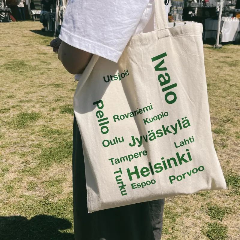LIFE AND BOOKSのオリジナルトート。フィンランドの地名を地図の位置に配置。フロッキープリントのデザインです。