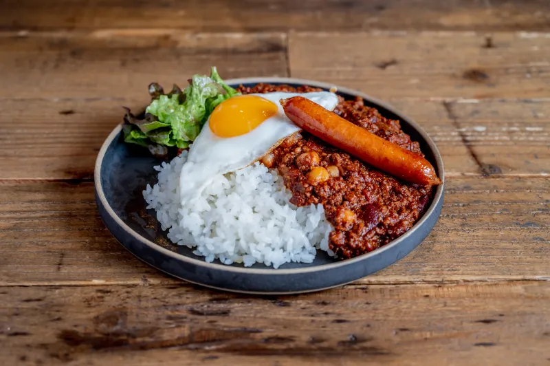 缶詰の豆ではなく、乾燥豆を使用しているスパイスふんだんのチリコンカン。こちらもじっくり煮込んでます。