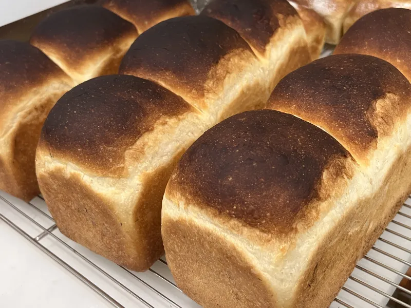 薪火でパリッと香ばしく焼き上げた食パン。