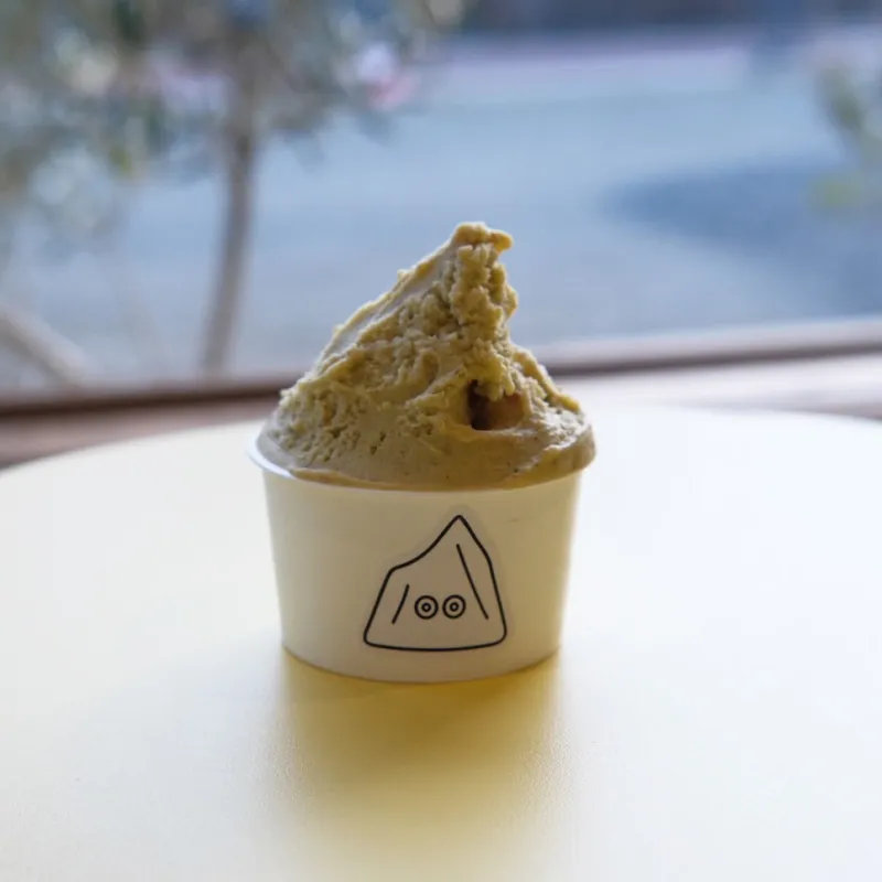 生のピスタチオを一粒ずつ香ばしく直焙煎。自家製ペーストだからこそ味わえる、香り豊かなピスタチオジェラート