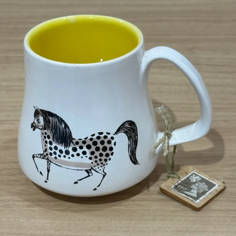 イギリス、プールポタリーの950年代マグ。これはドット馬？