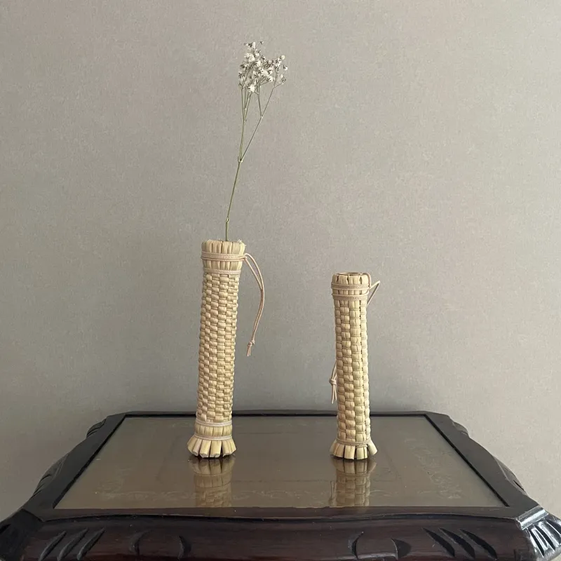 ドライフラワー用の一輪挿しです。箒作りの際に出る端材を使って作りました。