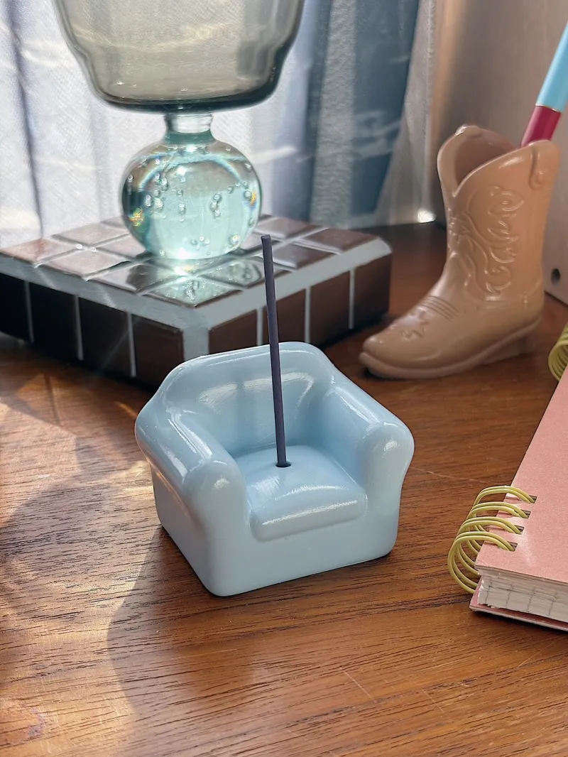 「インセンスホルダーソファー」ソファー型のお香立てです。フィギュアなどを座らせて飾るのもおすすめ。