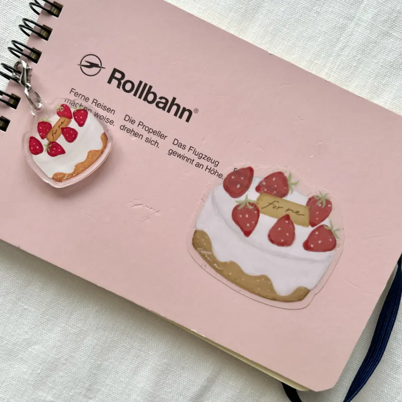 自分だけのケーキを自分だけのアイテムに貼りましょう！　耐水素材です。