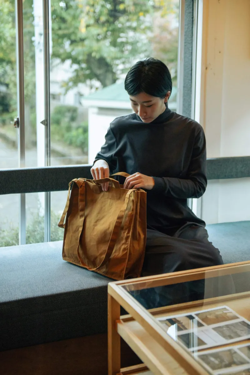 滋賀県産の帆布を使用した「TAKASHIMAトート」。斜めがけもできます！