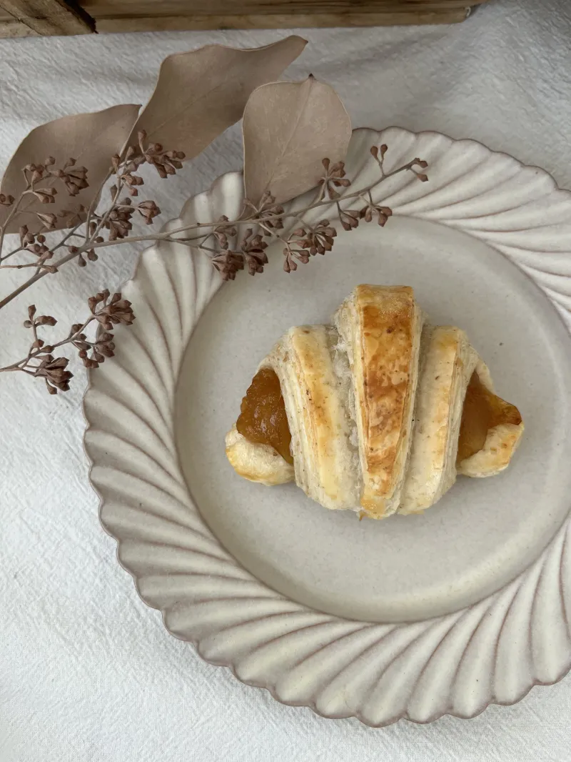 りんごのやさしい甘さとバターと小麦の香りがマッチしたりんごのクロワッサン。