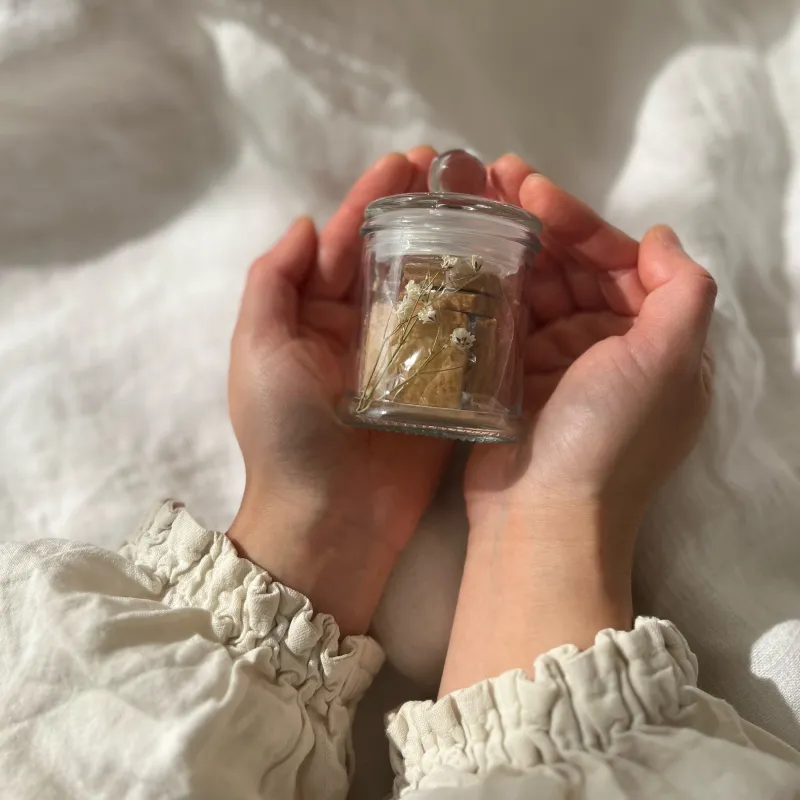 白味噌のまろやかな甘みとチーズのようなコクを生かした、ほろりとほどける白味噌のビスケット。