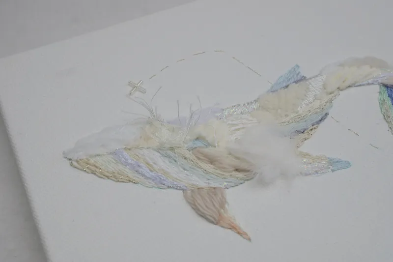 いろんな素材を使った涼しげな白いクジラのキャンバス作品