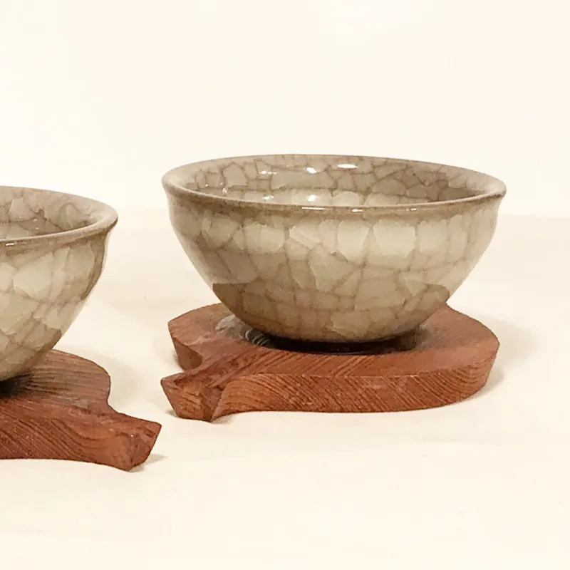 グレーとベージュに微かなグリーン。貫入美しき、上品な佇まいの湯呑みです。