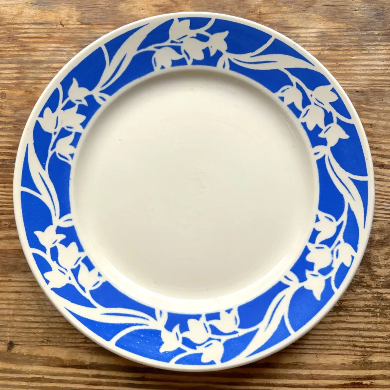 フランスのBadonvillerの50年代に作られたお皿。スズラン柄が素敵です。