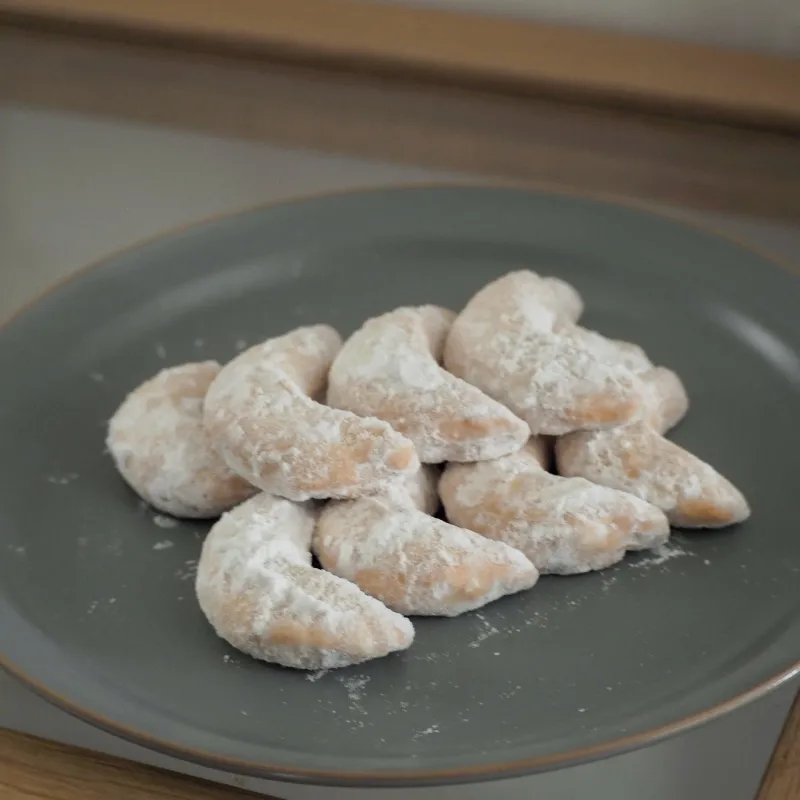 ドイツ・オーストリア伝統菓子「キッフェル」。バターとたっぷりのナッツを練り込んだ、ドイツ圏に伝わるクリスマス伝統のおやつ。