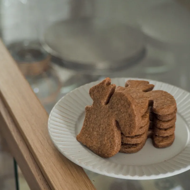 ベルギー伝統菓子「スペキュロス」。カソナードの香りとコクのスパイスクッキー。サンタクロースの起源、聖二コラの日を祝う菓子。