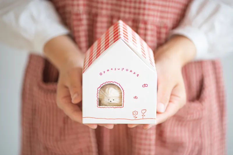 おうち型の箱の窓からは、どうぶうメレンゲがちらり。メレンゲ、クッキー2種、フィナンシェのセットです！